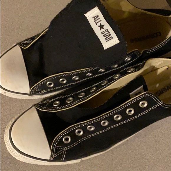 Uses men’s 12 converse.. no laces